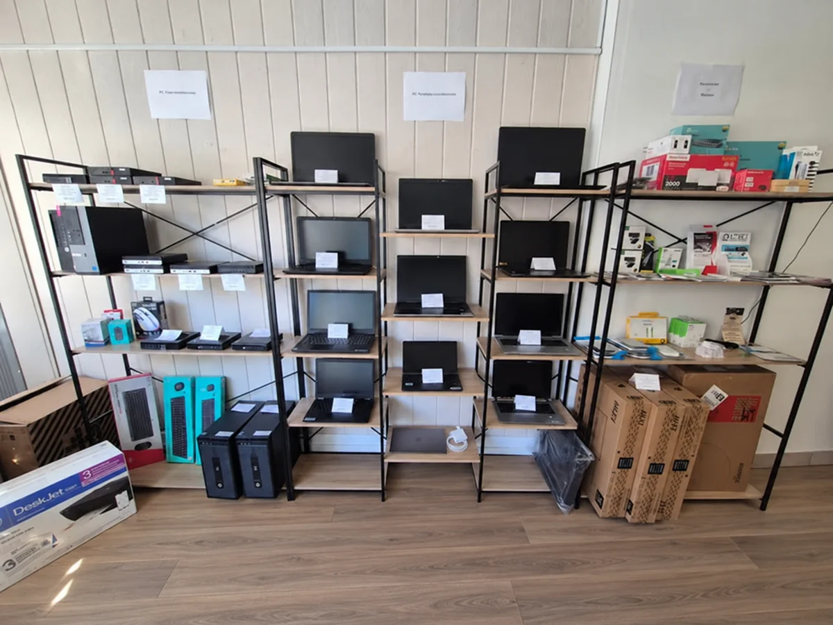Ordinateurs et accessoires exposés au magasin LTEI à Bourg-Argental